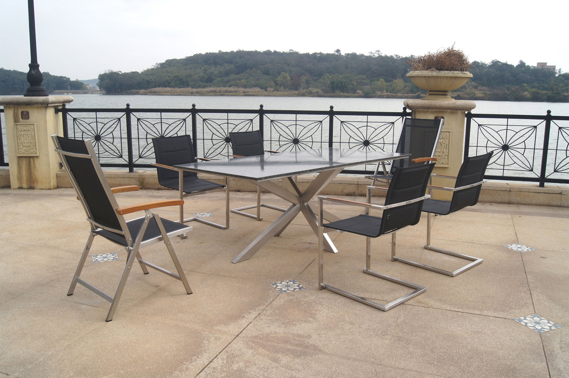 OUTFLEXX Garten-Essgruppe, silber/schwarz, Edelstahl/Granit/Textil, 200x100 cm, 4 Freischwinger, 2 Klappstühle, padded, Armlehnen aus Teak 22784__1