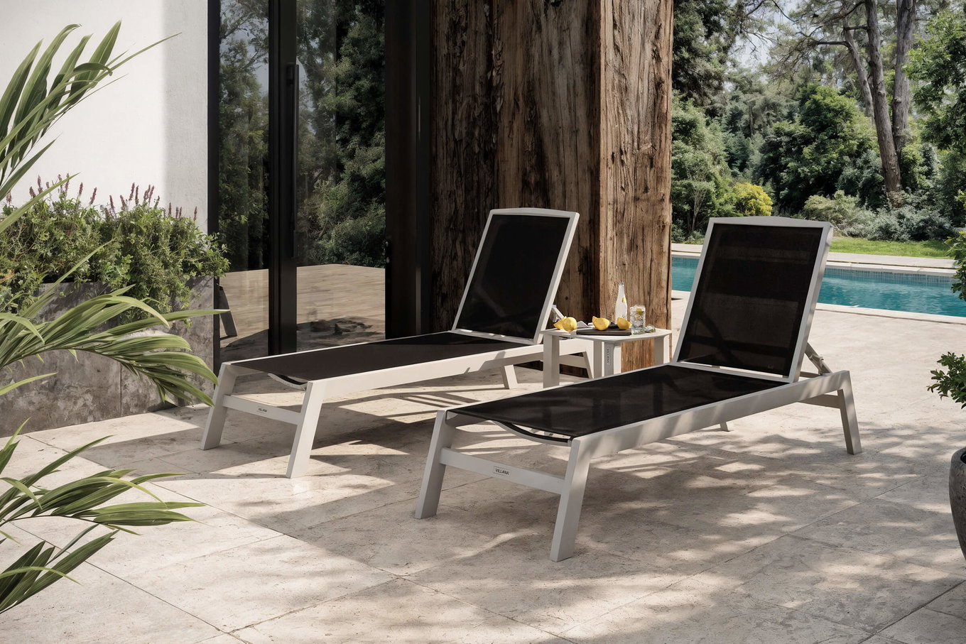 VILLANA Set de 2 tumbonas, plata/negro, aluminio/textil, 198x66x32cm, con mesa auxiliar 45x45cm 13886__1