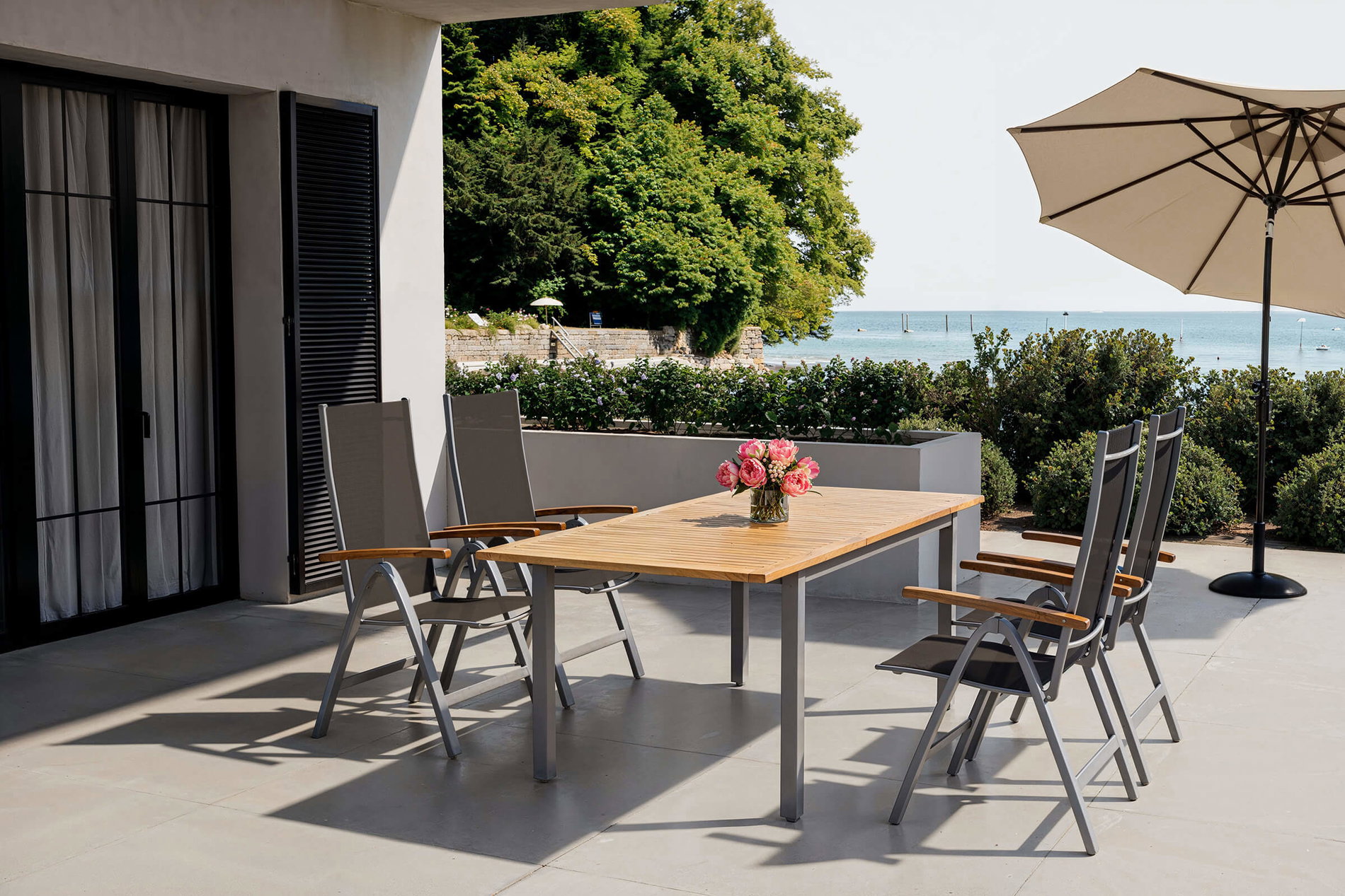 Conjunto de comedor de jardín VILLANA con 4 sillas plegables, plateado, aluminio/eucalipto, mesa extensible 150/200 x 90 cm, producto certificado FSC® Conjunto de comedor de jardín VILLANA con 4 sillas plegables, plateado, aluminio/eucalipto, mesa extensible 150/200 x 90 cm, producto certificado FSC®