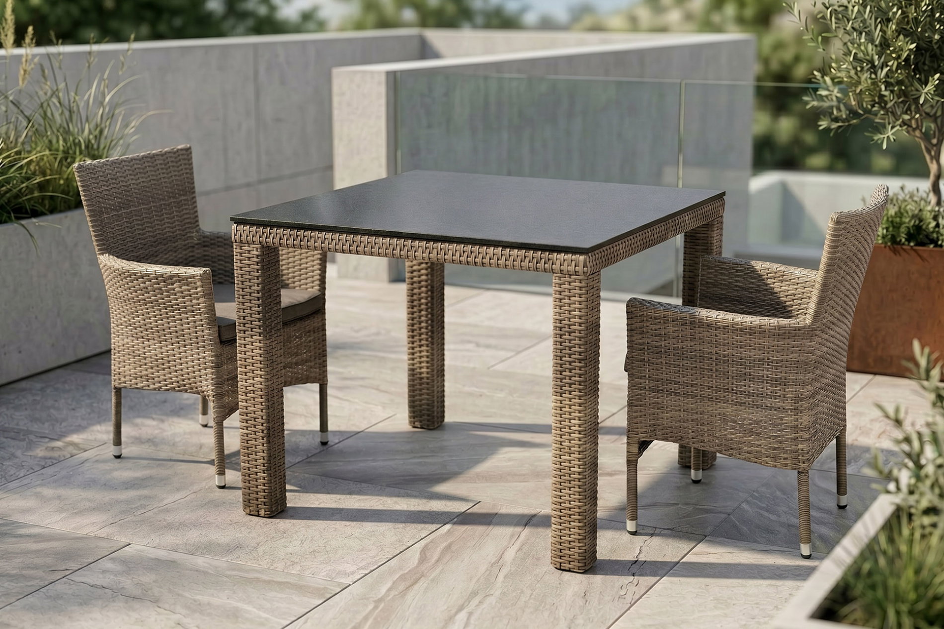 OUTFLEXX Rabida Balkon-Set, champagner-meliert, Polyrattan, Tisch 90x90 cm, 2 Stapelsessel, Glasplatte in Steinoptik