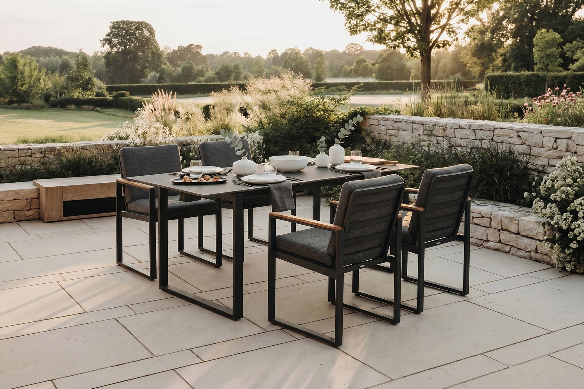 Conjunto de comedor de jardín OUTFLEXX Bocas, gris mate, aluminio/madera de teca, mesa extensible 206/266 x 100 cm, incluye 4 sillones Conjunto de comedor de jardín OUTFLEXX Bocas, gris mate, aluminio/madera de teca, mesa extensible 206/266 x 100 cm, incluye 4 sillones