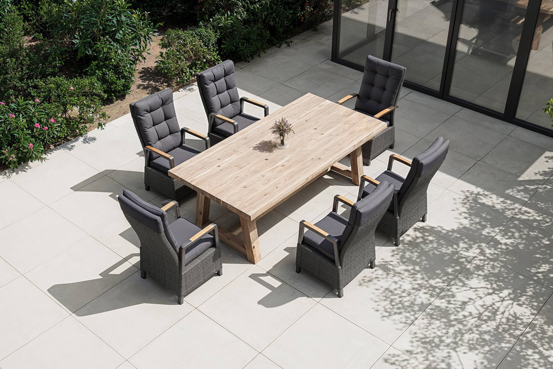 OUTFLEXX Nova Garten-Essgruppe mit 6 Sesseln, anthrazit/grau/natur, Alu/Polyrattan, 220 x 110 cm Tisch, verstellbare Rückenlehne mit Teak-Armlehnen, FSC®-zertifiziertes Produkt