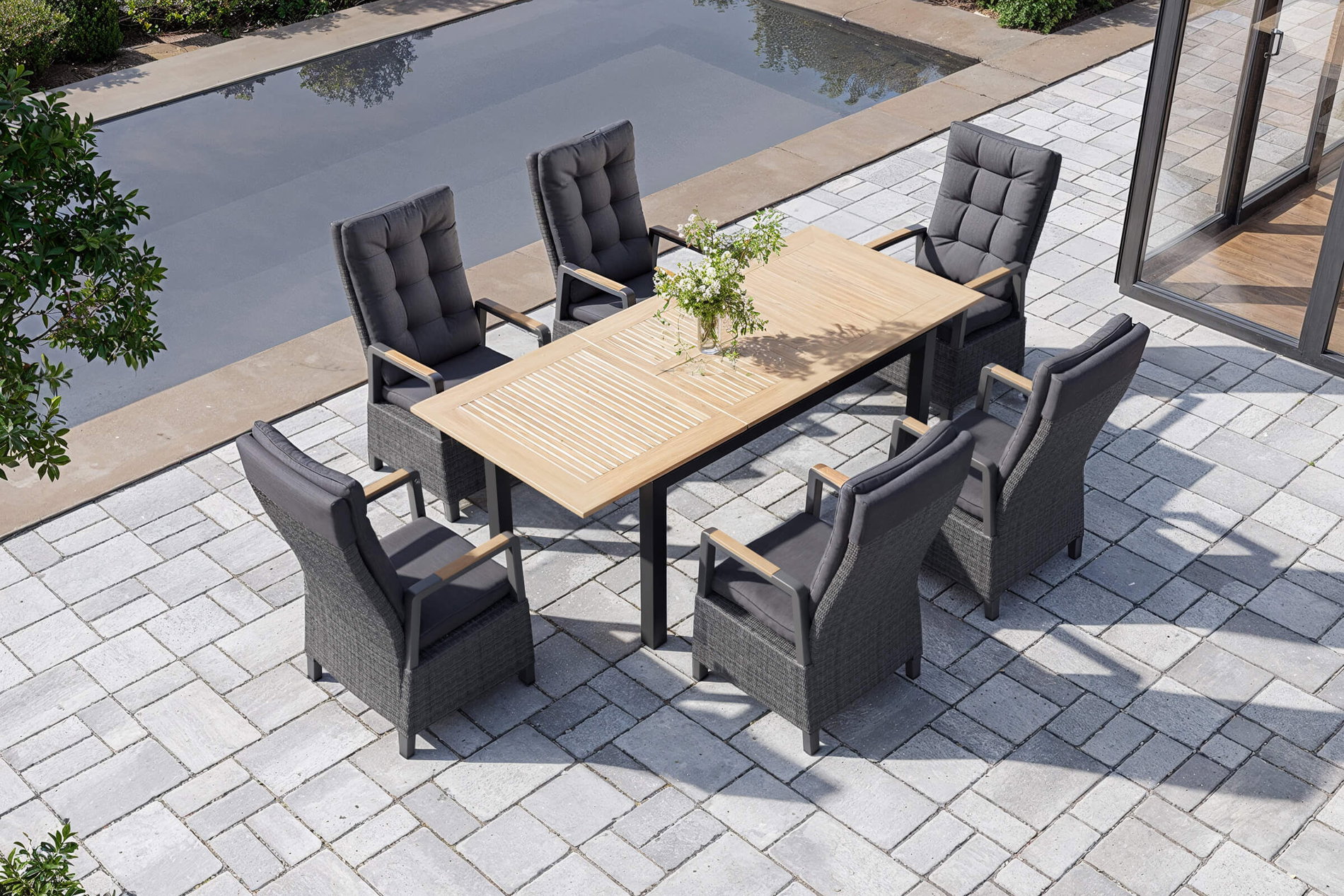 OUTFLEXX Nova Garten-Essgruppe mit 6 Sesseln, anthrazit/grau/natur, Alu/Polyrattan, 150/210 x 90 cm, verstellbare Rückenlehne mit Teak-Armlehnen, FSC®-zertifiziertes Produkt