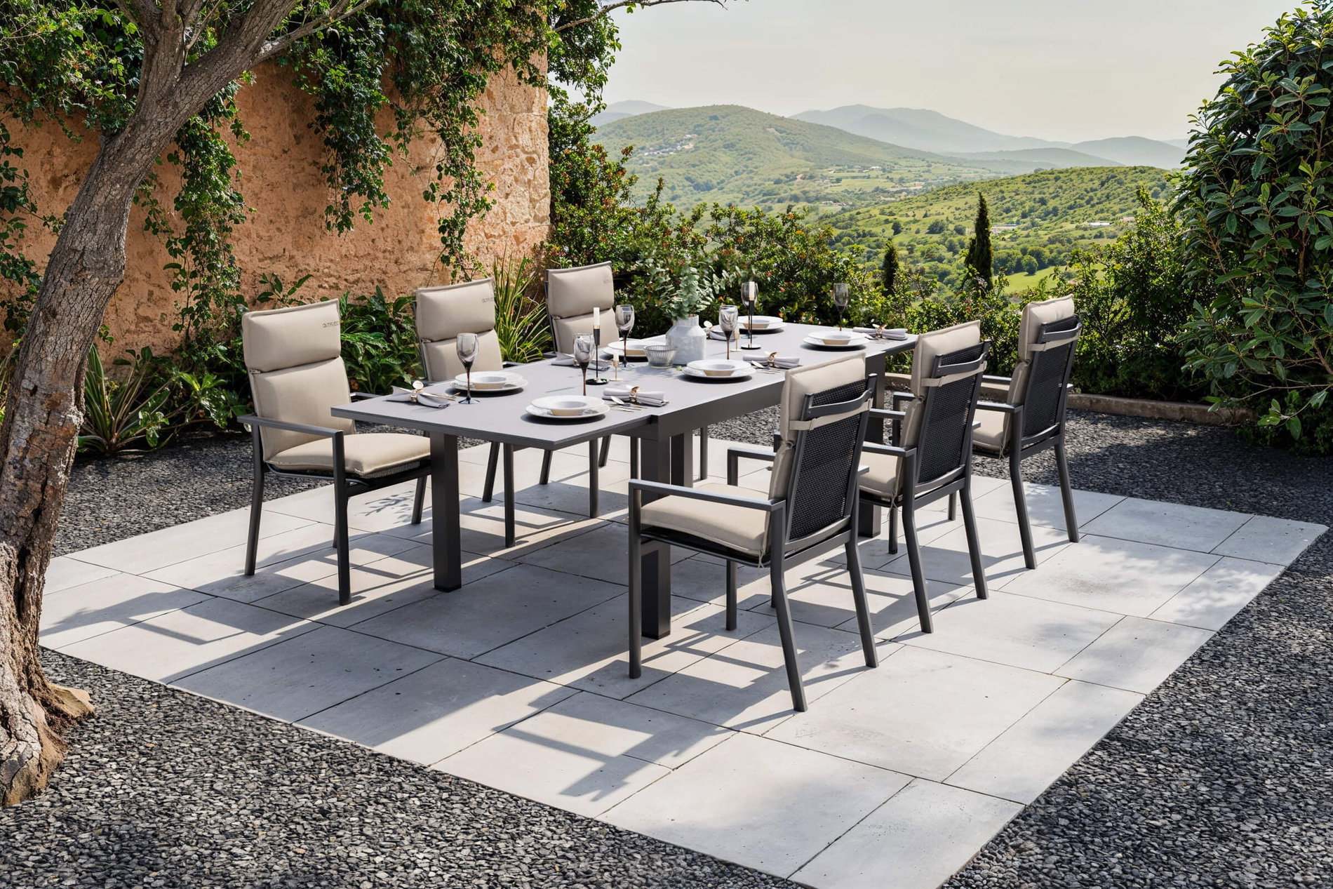 Conjunto de comedor de jardín OUTFLEXX Premium, antracita mate/negro/natural, Alu/Spraystone, mesa 160/260 x 100 cm, 6 sillas apilables incl. 6 cojines Conjunto de comedor de jardín OUTFLEXX Premium, antracita mate/negro/natural, Alu/Spraystone, mesa 160/260 x 100 cm, 6 sillas apilables incl. 6 cojines