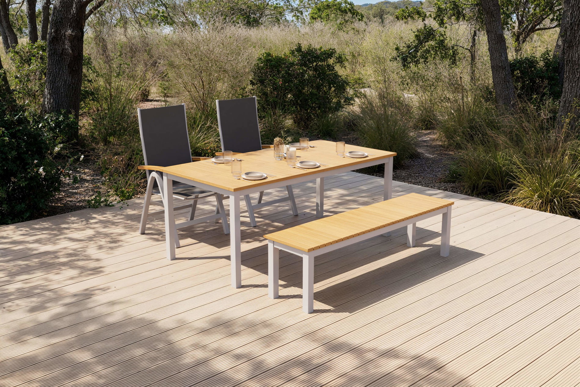 VILLANA Tasmania Garten-Essgruppe mit Bank und 2 Klappstühlen, silber/natur, Aluminium/Eukalyptus, Tisch 180 x 90 cm, FSC®-zertifiziertes Produkt