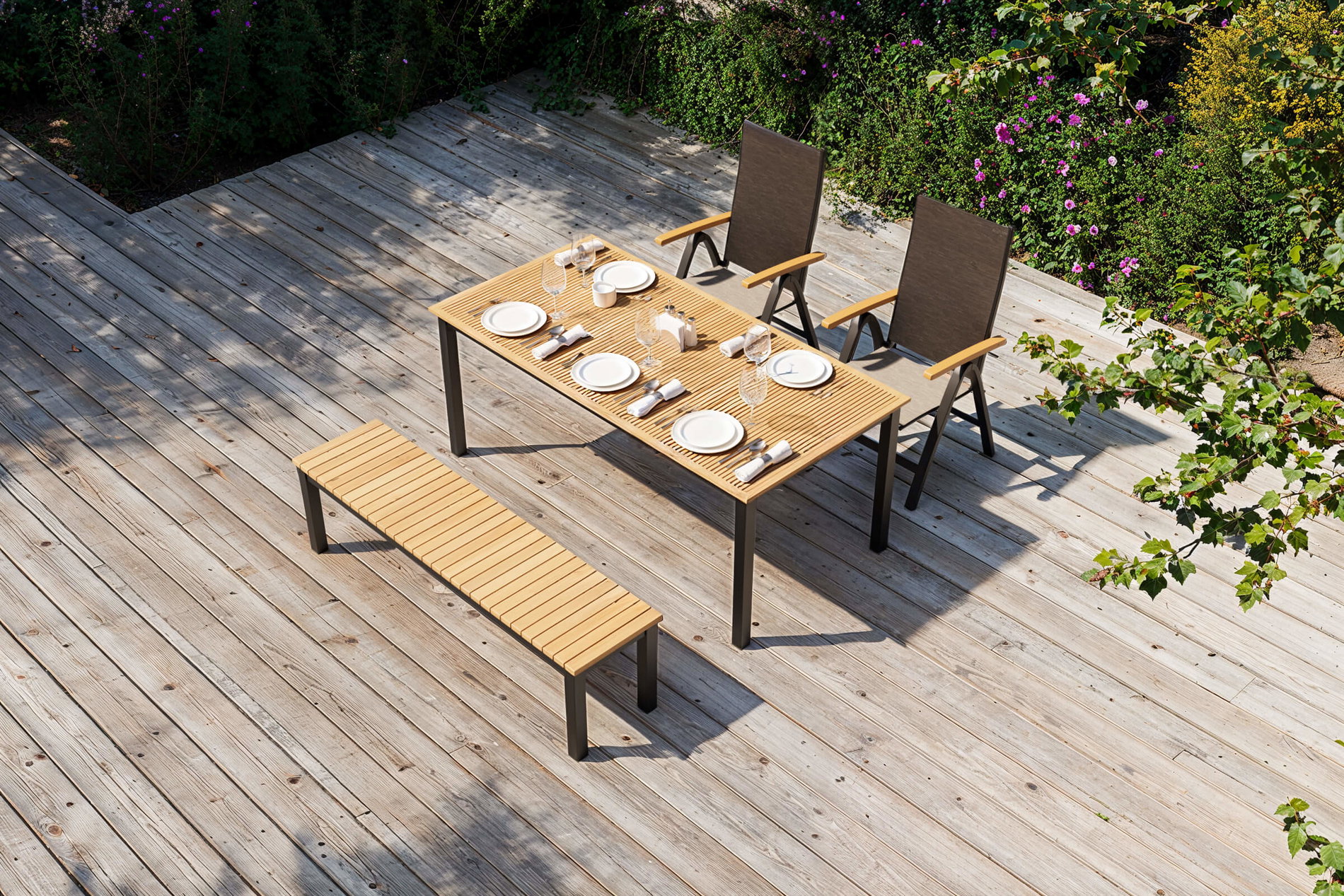 VILLANA Tasmania Garten-Essgruppe mit Bank und 2 Klappstühlen, anthrazit/natur, Aluminium/Eukalyptus, Tischplatte 180 x 90 cm, FSC®-zertifiziertes Produkt