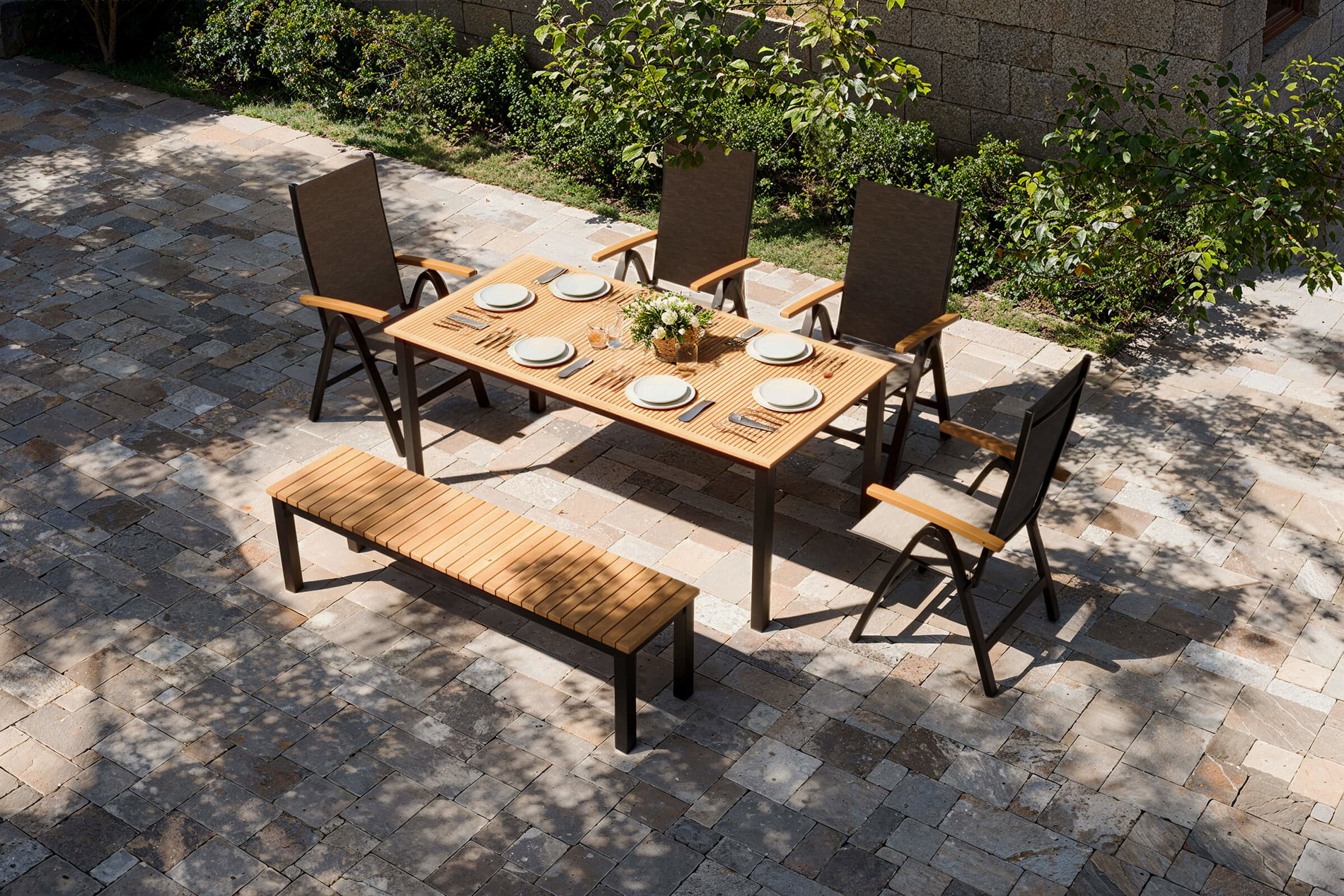 VILLANA Tasmania Garten-Essgruppe mit Bank und 4 Klappstühlen, anthrazit/natur, Aluminium/Eukalyptus, Tischplatte 180 x 90 cm, FSC®-zertifiziertes Produkt