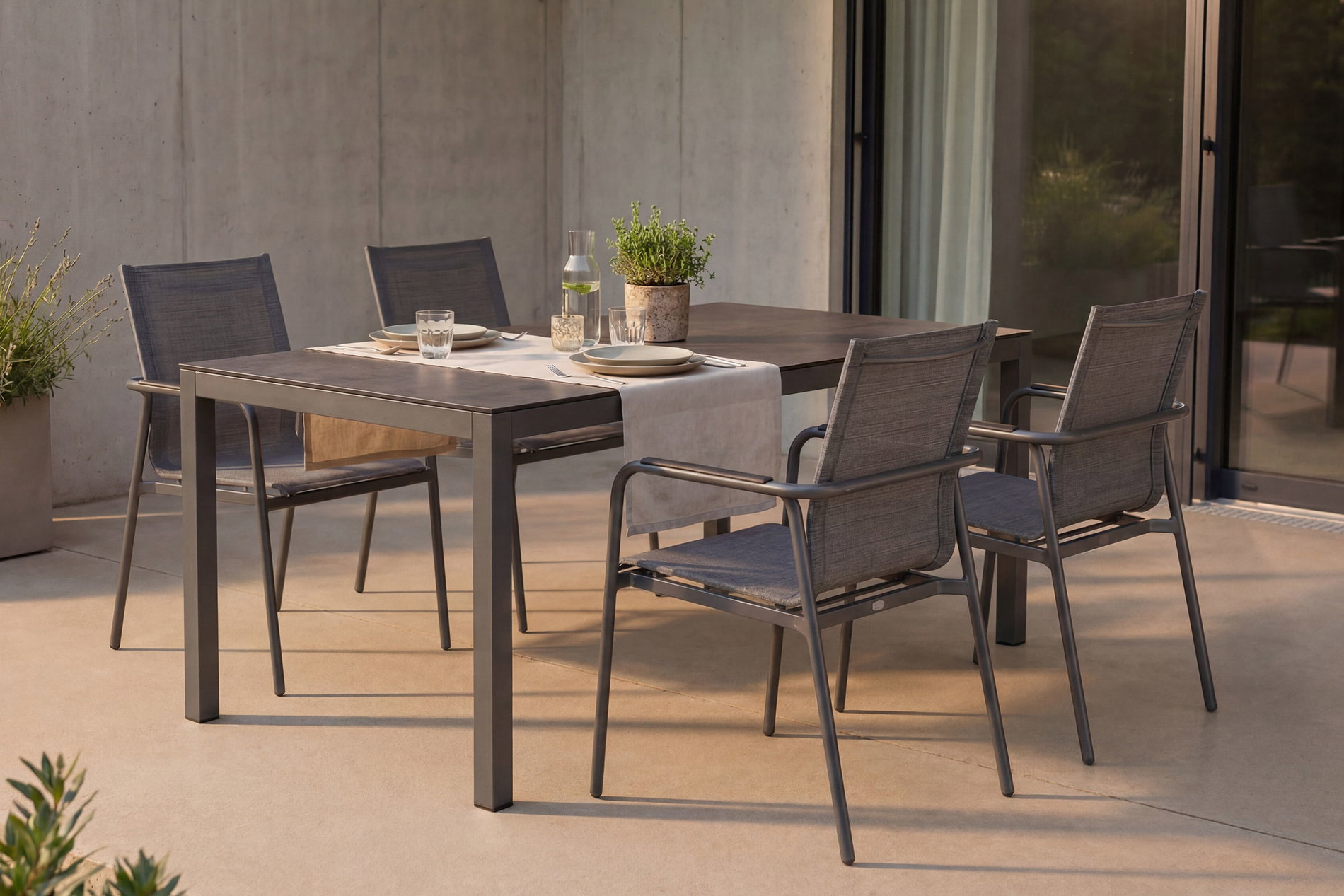 Conjunto de comedor de jardín Stern Vento de 5 piezas con 4 sillones apilables, grafito/gris plata, aluminio y Textilene, mesa 160 x 90 cm, decoración hormigón
