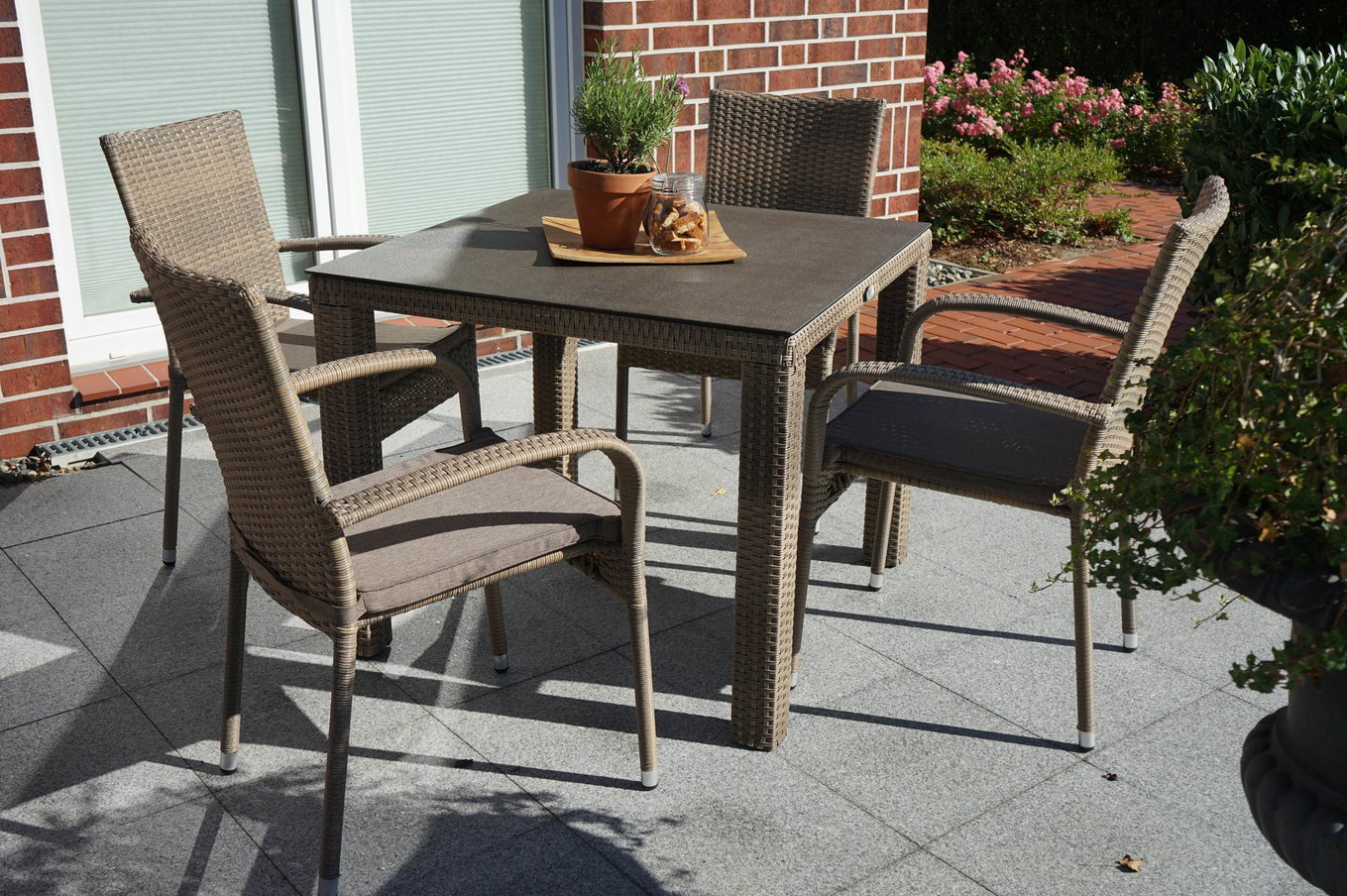 OUTFLEXX Rabida Garten-Essgruppe, champagner-meliert, Polyrattan, Tisch 90 x 90 cm, 4 Stapelstühle, Glasplatte in Steinoptik 21067__1